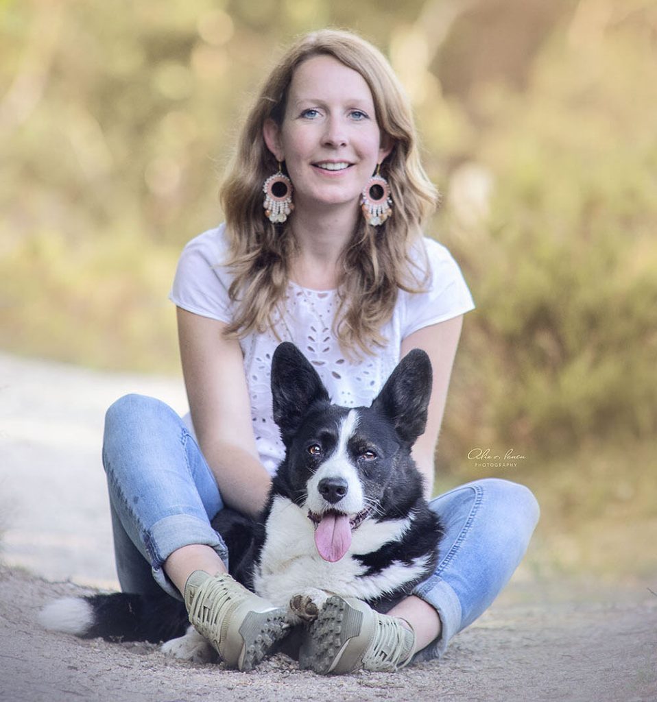 Charlotte Olsthoorn, eigenaresse van integrale praktijk voor dieren, met haar Welsh Corgi Cardigan James zittend