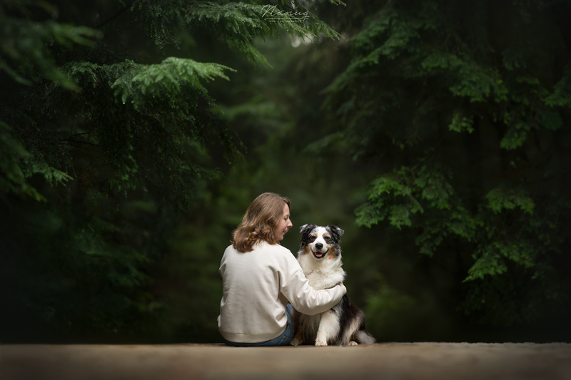 Charlotte Olsthoorn, eigenaresse van holistische praktijk voor dieren, met haar Australian Shepherd Liv in het bos